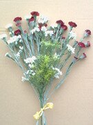 Kytice 2 červené a 1 bílý minikarafiát, nevěstin závoj a asparág
